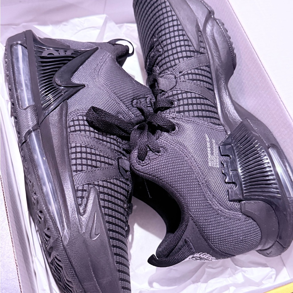 LeBron Witness 7, Black basketball sneakers